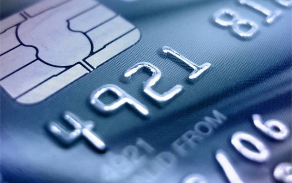 Las tarjetas de crédito son más baratas en los bancos ‘online’ que en los ‘offline’