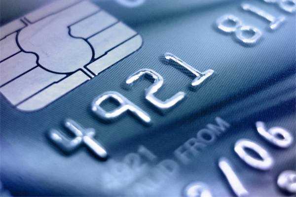 Las tarjetas de crédito son más baratas en los bancos ‘online’ que en los ‘offline’